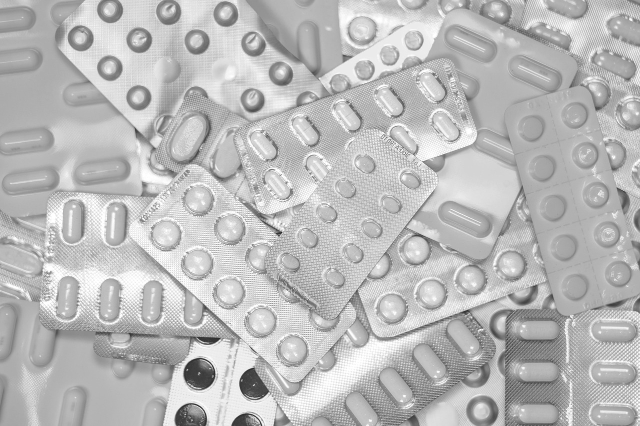 さまざまな種類の錠剤が入った包装