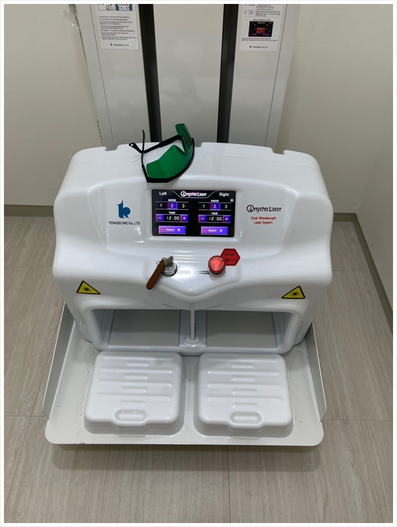 جهاز Onycho Laser المستخدم في علاج فطريات الأظافر، حيث توضع القدمان ليصل الضوء بحرارته إلى الفطريات تحت صفيحة الظفر