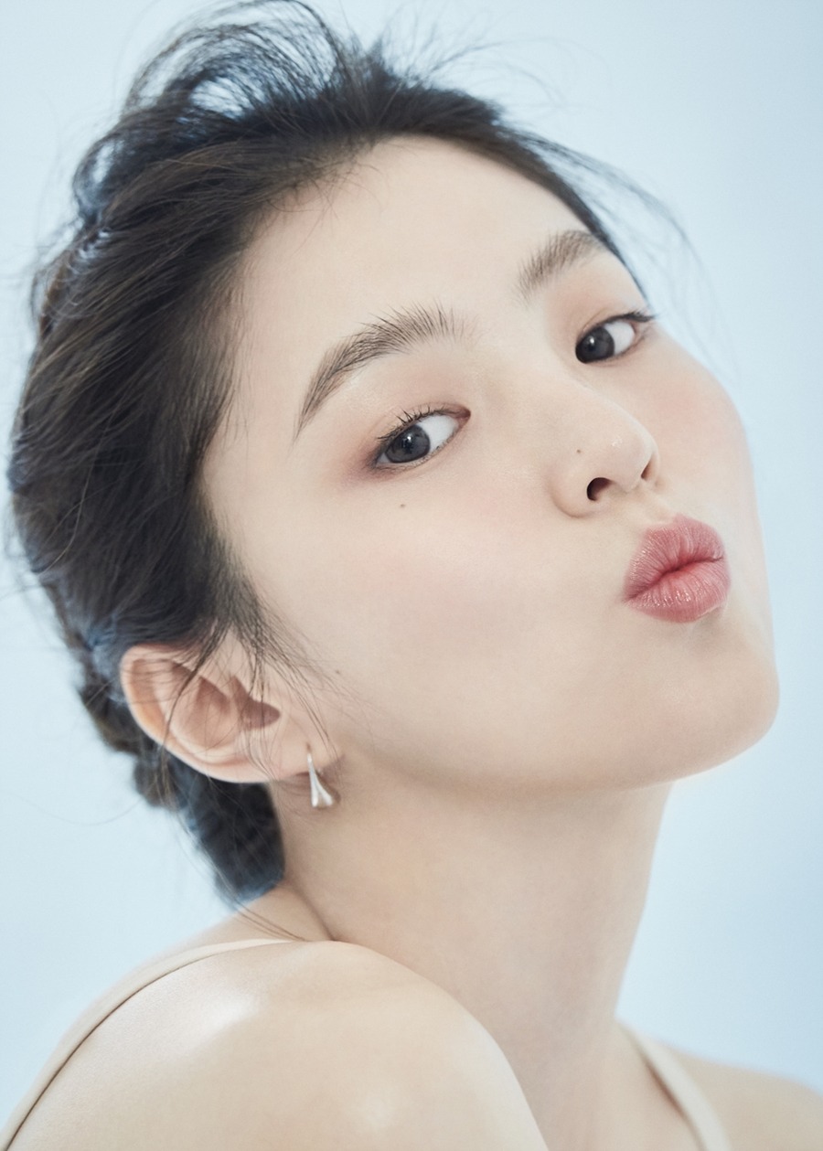 Retinol yang dimulai dari konsentrasi rendah, dipakai rutin di malam hari, dan dilengkapi sunscreen pagi hari cocok untuk hampir semua jenis kulit